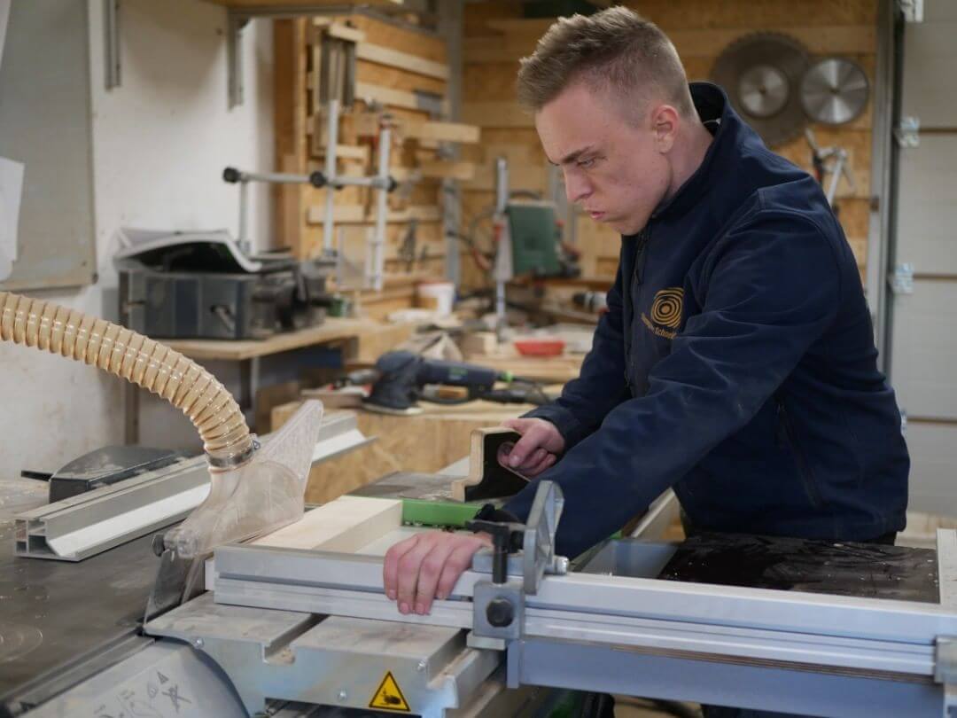 Produzione di un tagliere in legno massello di testa