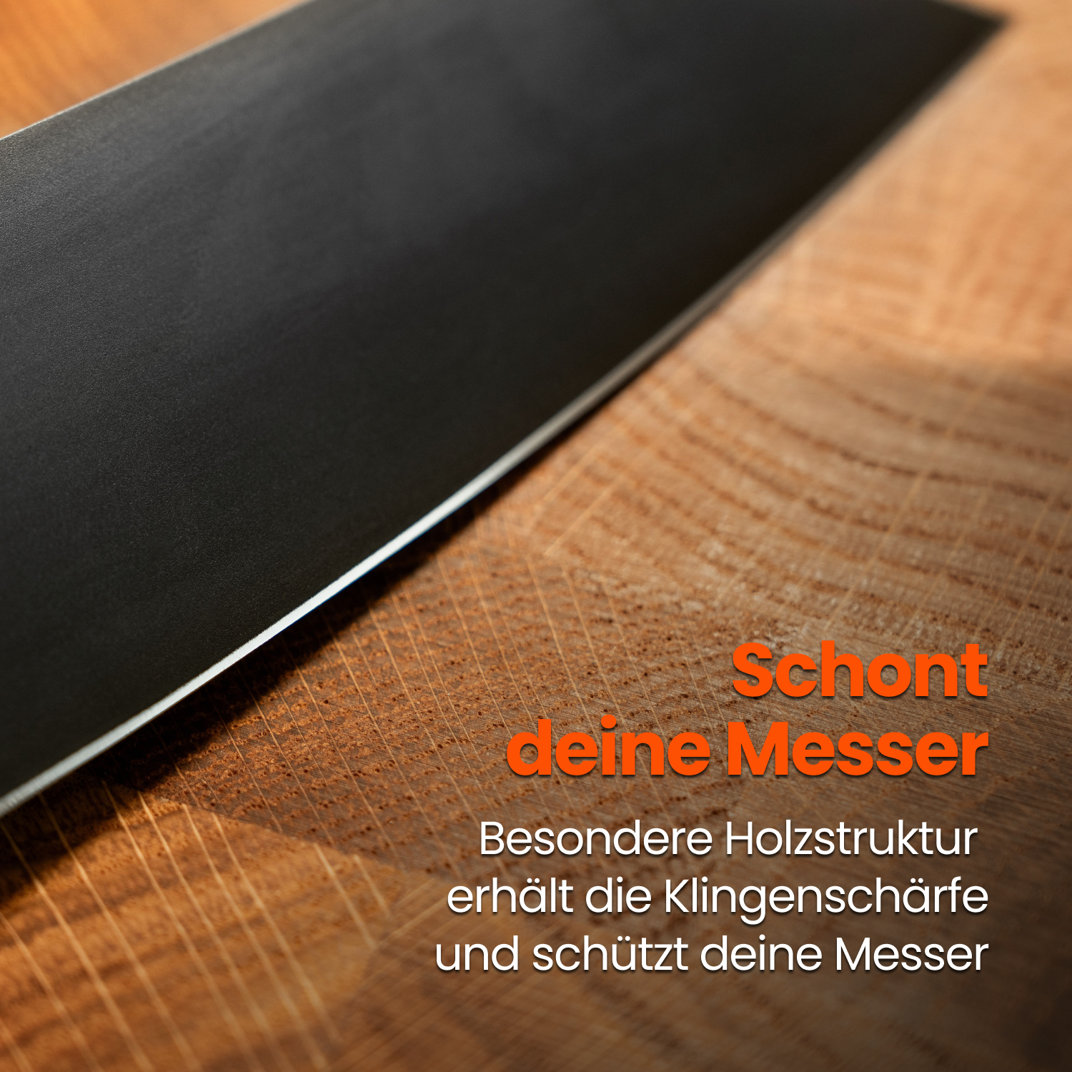 Nahaufnahme eines Klingen messers auf einem Eiche Stirnholzschneidebrett nachhaltig, das die Klingen schont und schützt.