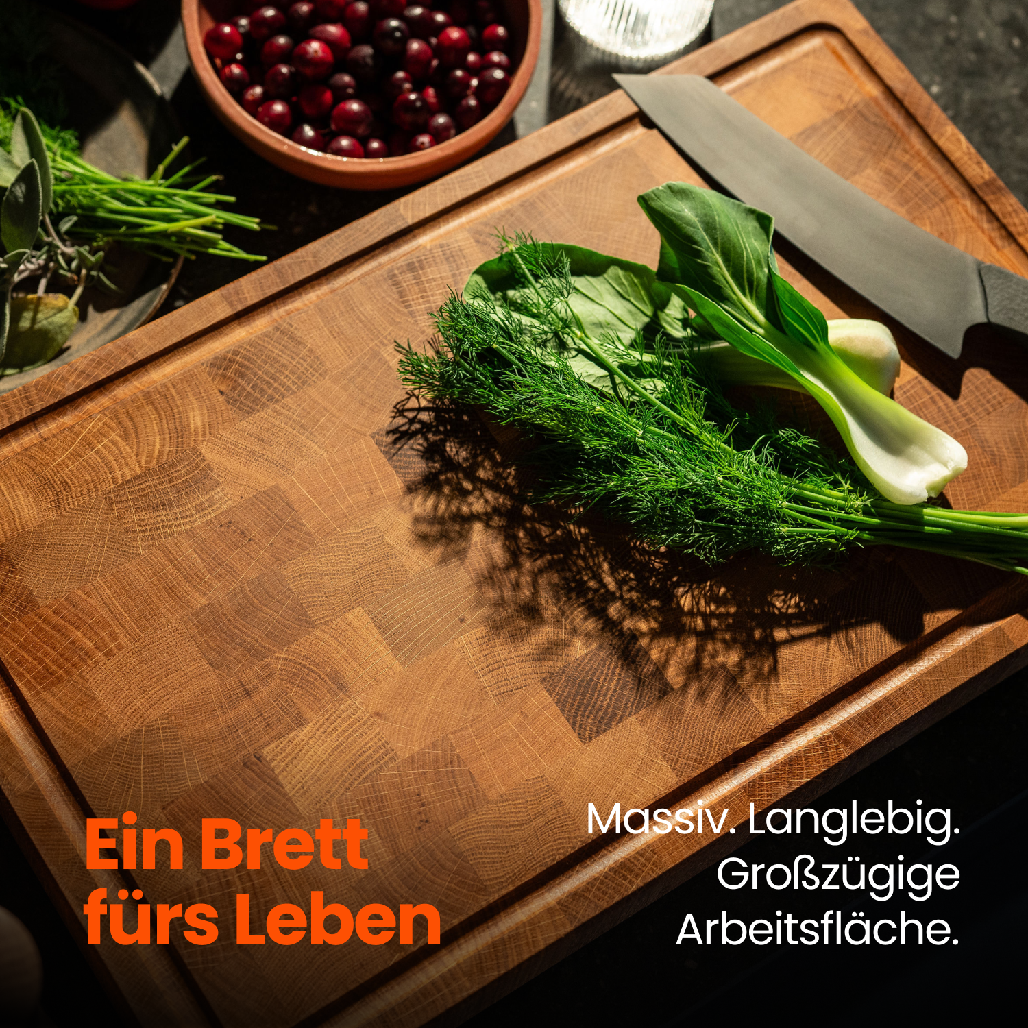Eiche Stirnholzschneidebrett nachhaltig mit frischen Kräutern und Gemüse auf massiver Arbeitsfläche.