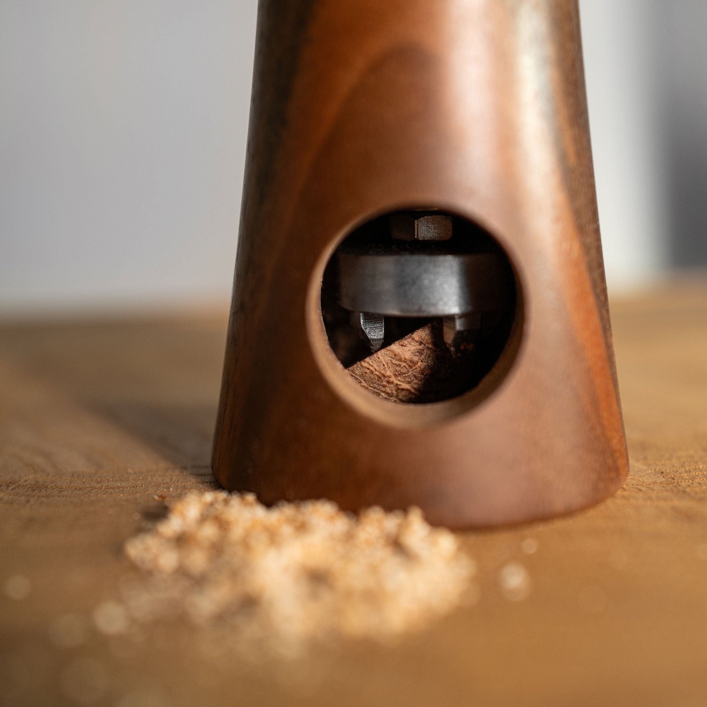Handgefertigte Muskatnussmühle aus Eiche und Nussbaum mit präzisem Mahlwerk und edlem Design