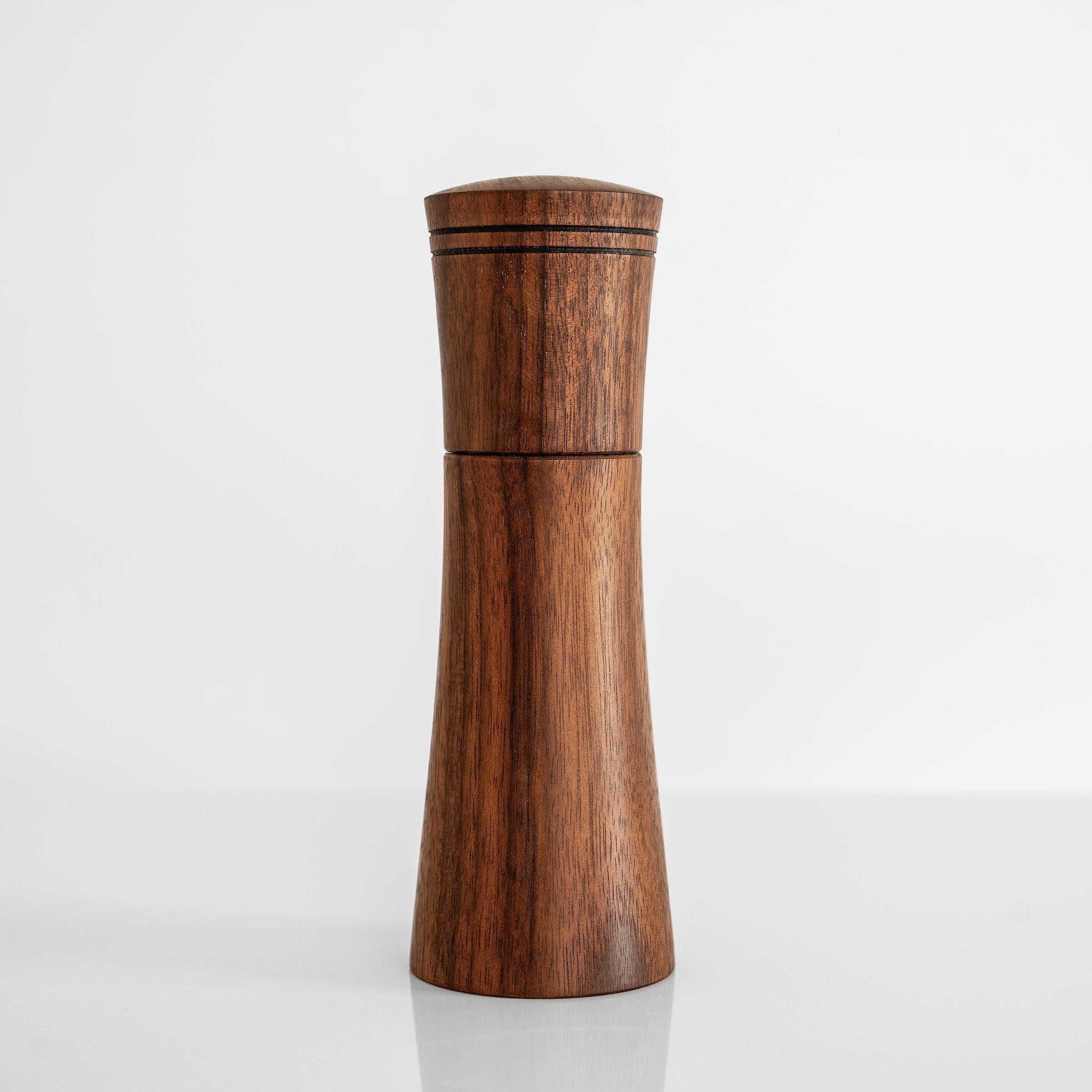 handgefertigte Salzmühle Pfeffermühle aus Nussbaum mit elegantem und funktionalem Design.