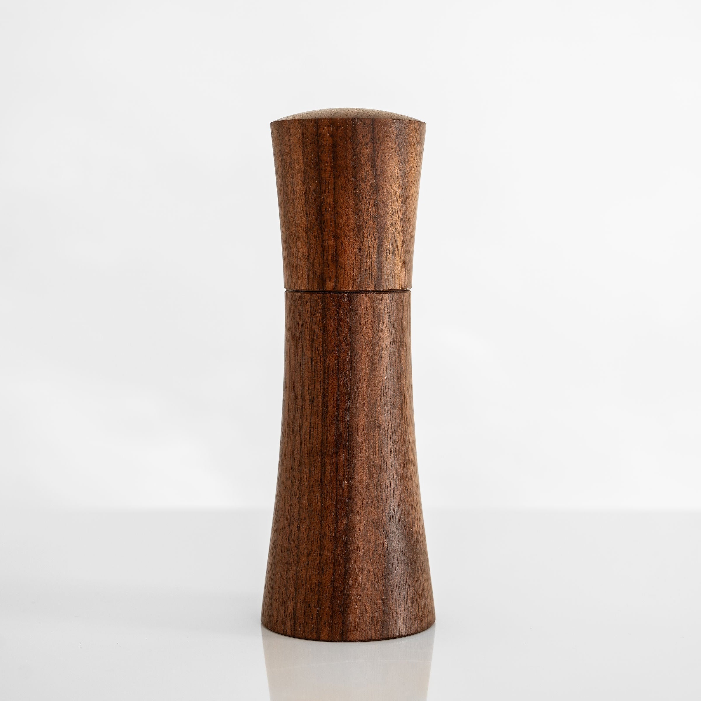 handgefertigte Salzmühle Pfeffermühle aus Nussbaumholz, elegant designt und funktional, ideal für jeden Gourmet.