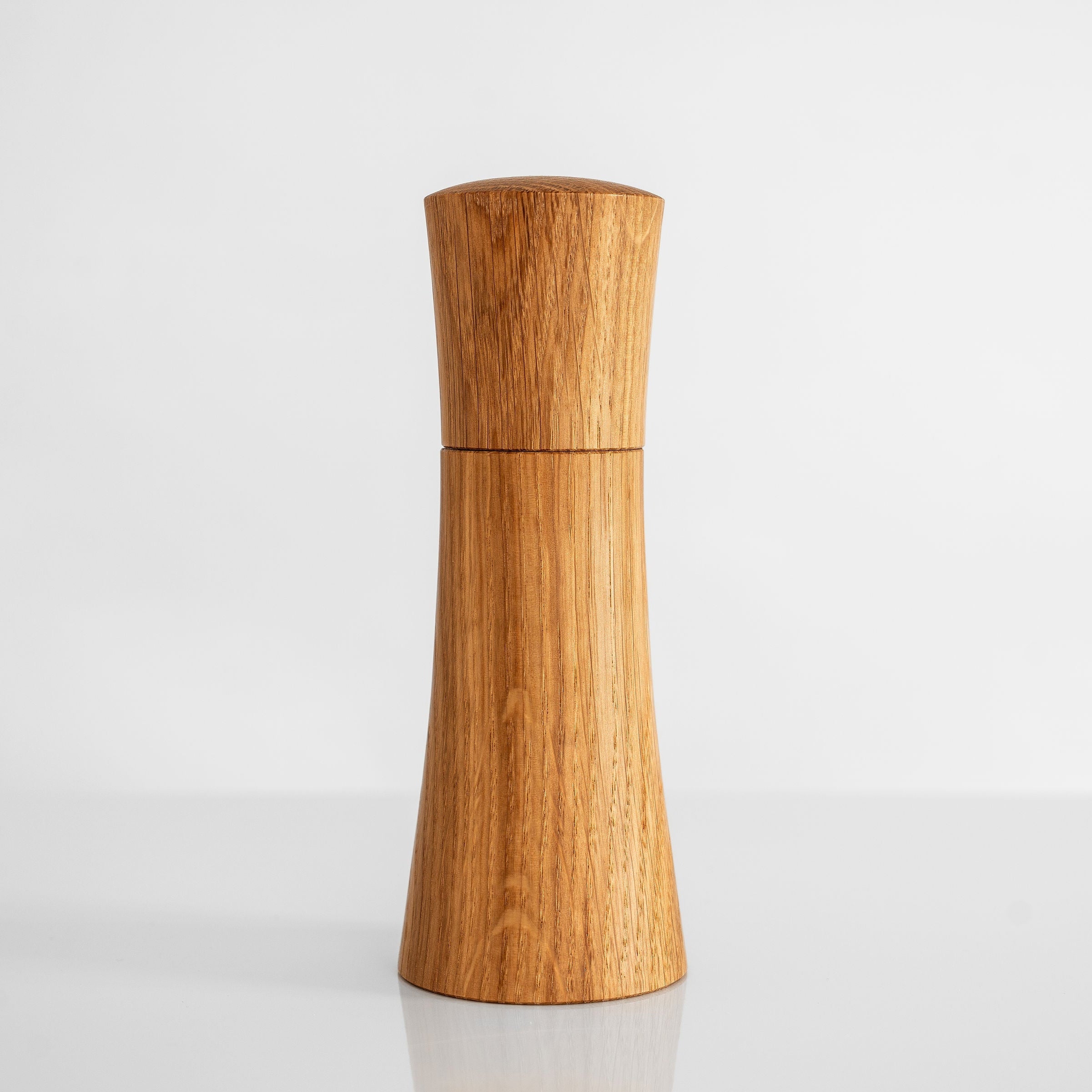 Handgefertigte Salzmühle Pfeffermühle aus Eichenholz mit elegantem Design, ideal für Küche und Tisch.
