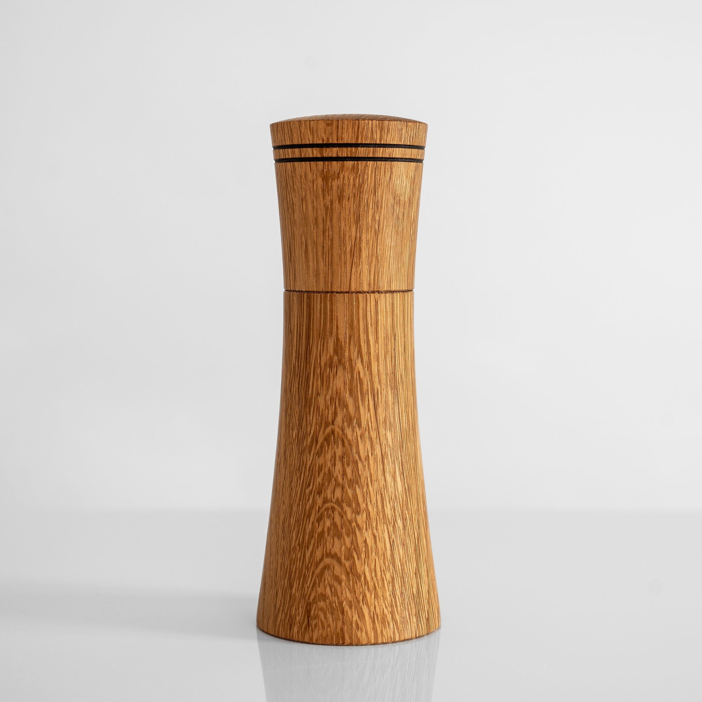 Handgefertigte Salzmühle Pfeffermühle aus Eichenholz, modern und elegant im Design.