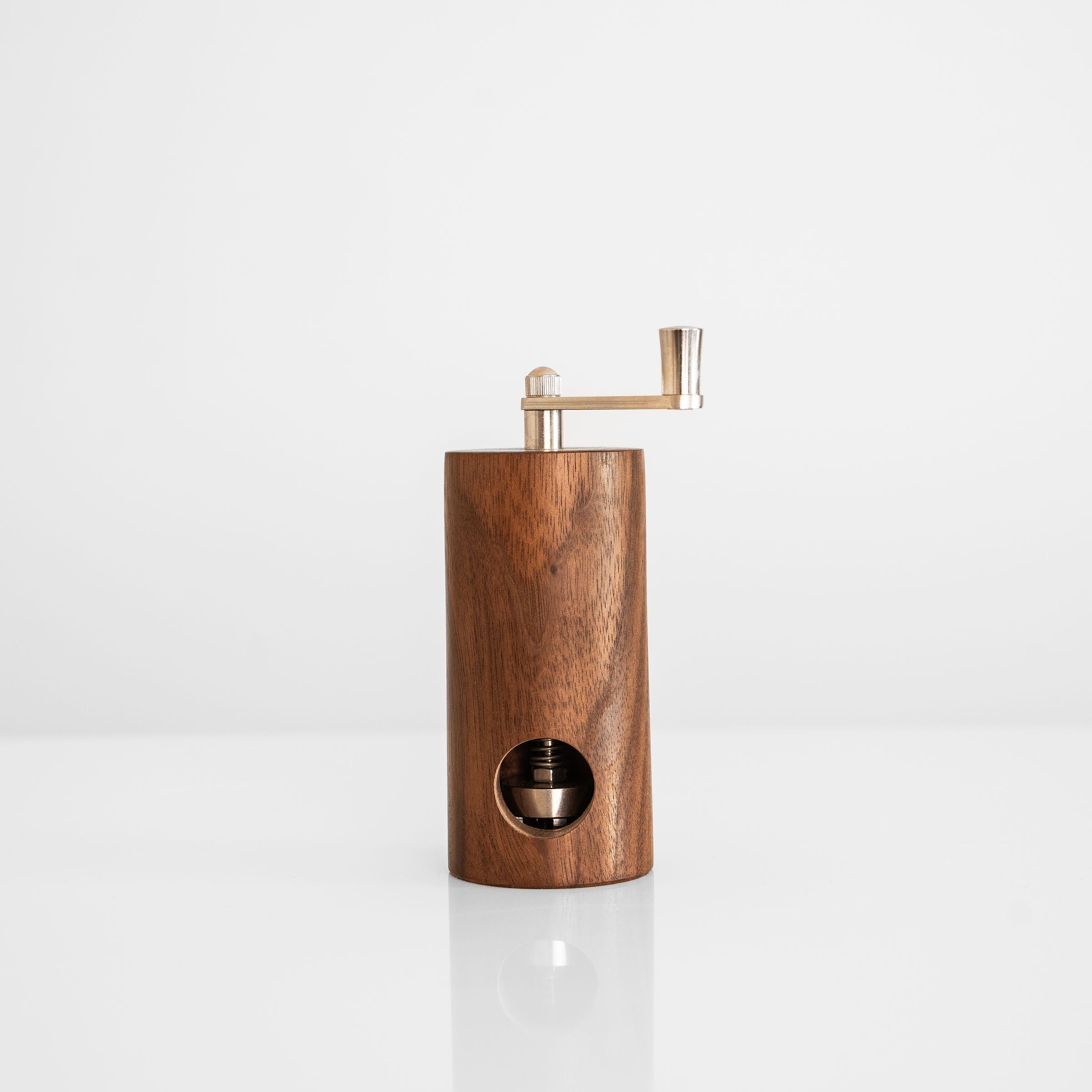 handgefertigte Muskatnussmühle aus Eiche und Nussbaum mit eleganter Bauweise und präzisem Mahlwerk.