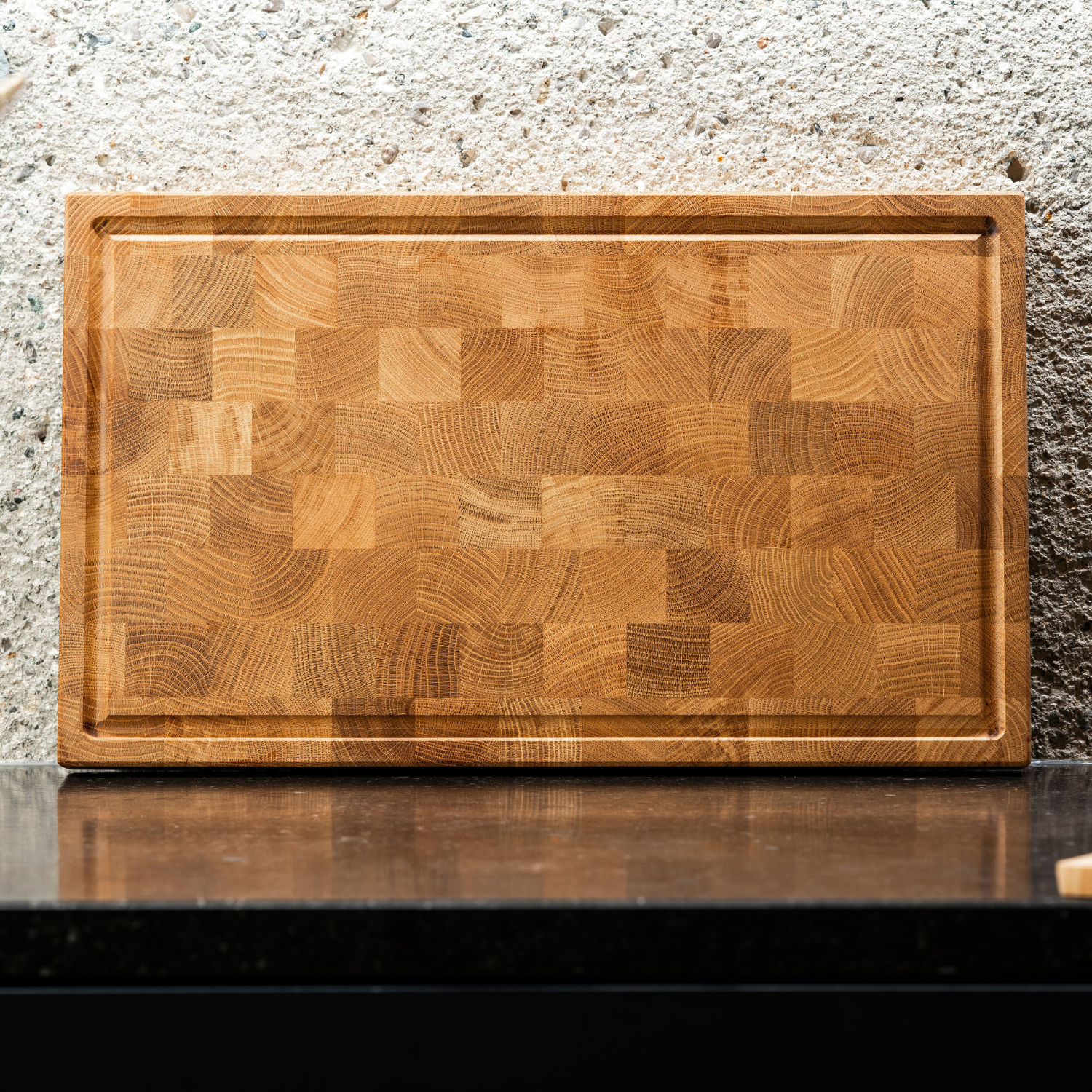 Eiche Stirnholzschneidebrett nachhaltig auf einer Arbeitsplatte, mit natürlichem Holzdesign und eleganter Oberflächenstruktur.
