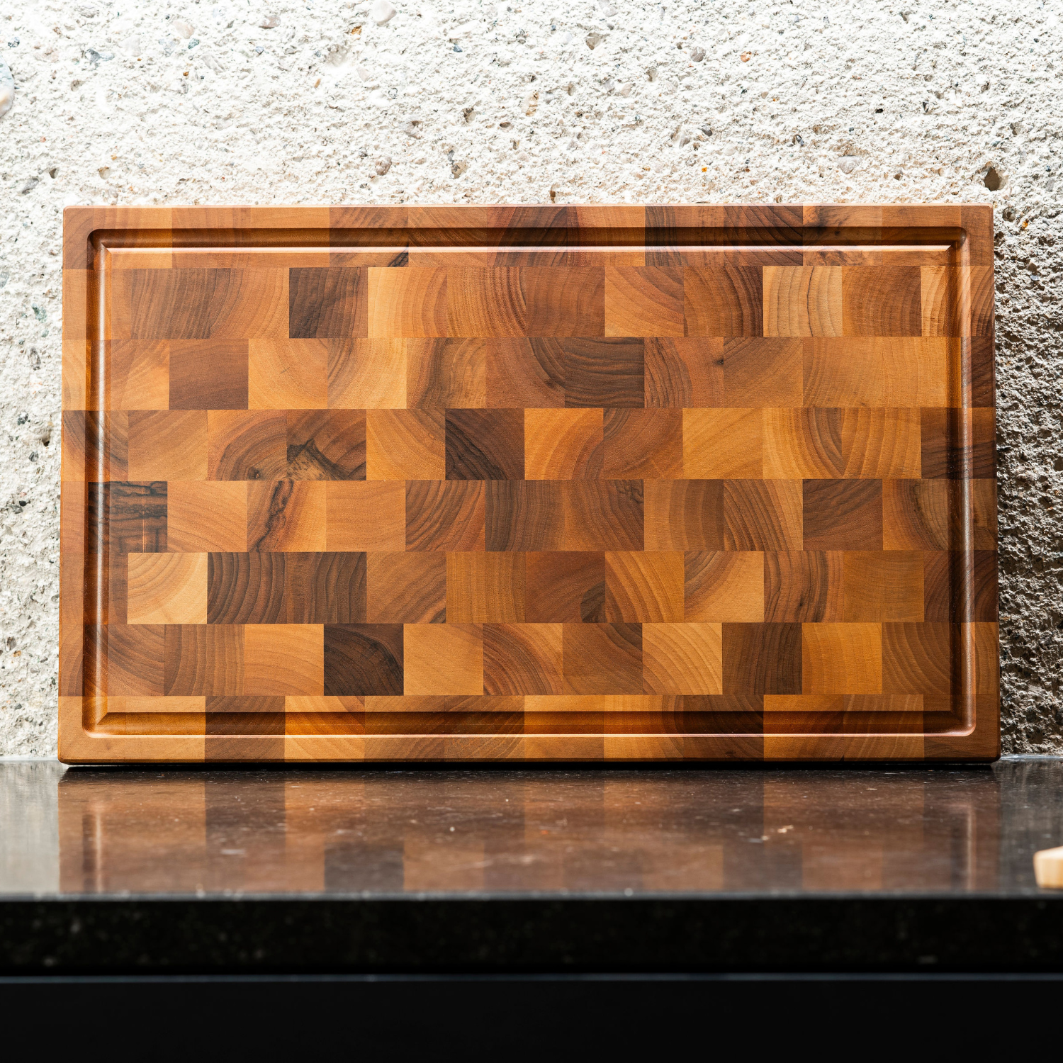Nussbaum Stirnholzschneidebrett – handgefertigt aus edlem Nussbaumholz mit eleganter Holzmaserung.