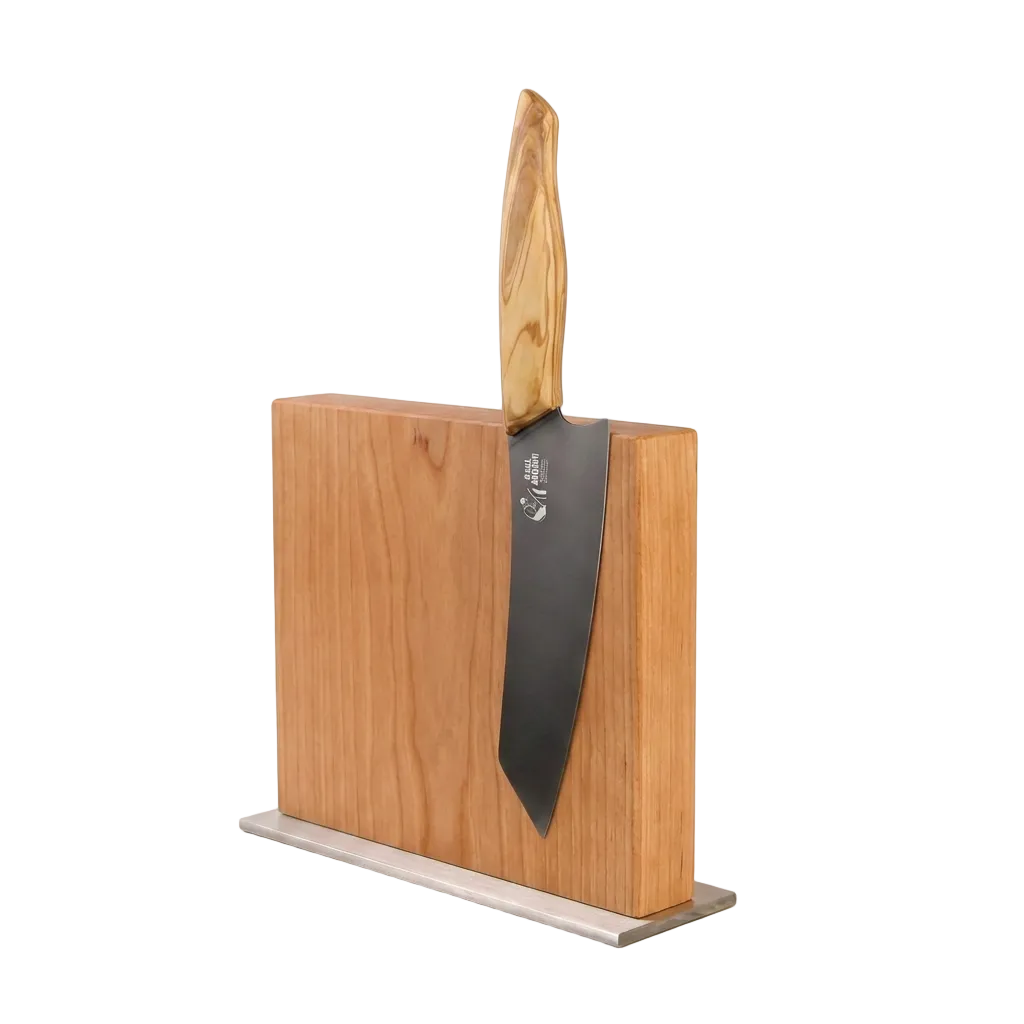 Messerblock aus Kirschbaum und Edelstahl mit einem Küchenmesser in der Halterung.